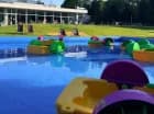 Dodatkową atrakcją jest basen ze specjalnymi, wodnymi pojazdami