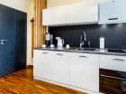 Apartament posiada nowoczesny aneks kuchenny