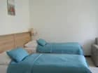 W każdym apartamencie znajdują się pojedyncze łożka z możliwością połączenia