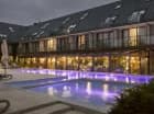 Saltic Resort & SPA Łeba posiada sezonowy zewnętrzny basen i leżaki na patio