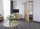 W sypialni mieści się małżeńskie łóżko. W apartamencie jest też lodówka
