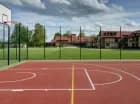 Dla aktywnych przygotowano boisko sportowe oraz zewnętrzną siłownię