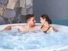 Woda w jacuzzi ma 36 stopni Celsjusza