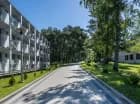 Pokoje hotelowe mieszczą się w kameralnych pawilonach otoczonych zielenią