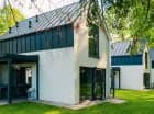 Villa Hoff oferuje pokoje w głównym budynku oraz nowoczesne domki z tarasami