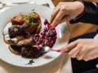W hotelowej restauracji są podawane dania kuchni tradycyjnej