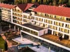 Kompleks hotelowy leży pośród lasów Puszczy Piskiej nad jeziorem Bełdany