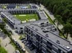 Można tutaj zamieszkać w sezonowych domkach lub całorocznych apartamentach