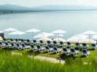 Hotel znajduje się wprost nad jeziorem