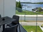 Balkon apartamentu superior ma widok na jezioro