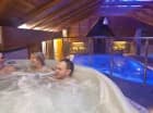 Basen, jacuzzi i strefa saun zadbają o relaks gości