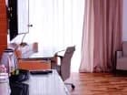 Pokoje posiadają balkony z widokiem na miasto