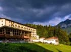 Sprzed hotelu wspaniale prezentuje się Wielki Rozsutec i reszta Małej Fatry