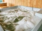 W jednej z wanien jacuzzi jest woda solankowa