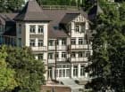 Budynek hotelu nawiązuje do budynku, który wzniesiono tu w latach 20. XX w.