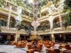 Hotel ma przestronne atrium