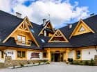 Dworek nawiązuje do podhalańskiej stylistyki