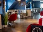 W hotelu znajduje się sala restauracyjna, kawiarnia i bar
