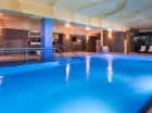 Hotelowa strefa wellness oferuje basen kryty z przeciwprądami