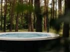 Wspaniałe otoczenie pozwoliło urządzić zewnętrzne jacuzzi