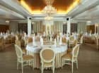 Sala Złota hotelowej restauracji urzeka efektownym wystrojem