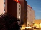 Hotel Hotton znajduje się na granicy gdyńskiego portu i stoczni, 250 m od morza