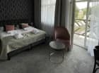 Oraz wygodnej sypialni z wyjściem na balkon z widokiem na uzdrowisko