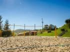 Z kortem tenisowym sąsiaduje boisko do siatkówki plażowej