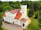W urokliwym pałacyku mieści się połowa hotelowych pokoi