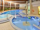W basenie wydzielono płytki brodzik dla dzieci, obok znalazło się jacuzzi