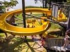 Przy plaży znajduje się 60-metrowa zjeżdżalnia wodna