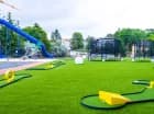 Pośród zewnętrznych atrakcji jest mini golf