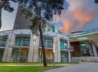 Nowoczesną bryłę hotelu otacza pachnący sosnowy las
