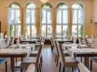 Hotel posiada przestronną salę restauracyjną
