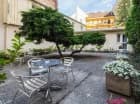 Dziedziniec hotelowy przyjemnie zaaranżowano zielenią