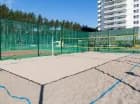 Tuż obok apartamentowca mieści się teren rekreacyjny