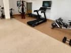 Aktywni goście cieszą się z możliwości dbania o formę w sali fitness