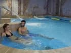 W basenie wydzielono strefę płytką dla dzieci, a także 3 wanny z hydromasażem