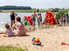 Na plaży są leżaki, małe zjeżdżalnie i sprzęt wodny