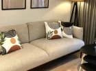 Sofa w pokoju dziennym w apartamencie 2+2 Superior Boho