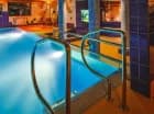 W strefie wodno-termalnej znajduje się basen, jacuzzi i sauny