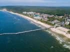 Hotel jest ulokowany w centrum Międzyzdrojów, blisko mola i plaży