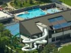 Panorama hotelu z zewnętrznymi basenami, zjeżdżalniami i tarasem