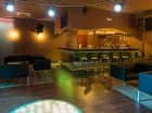 Klub dysponuje bogato wyposażonym barem z lożami i świetnie nagłośnioną salą