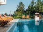 Hotel posiada strefę basenową z zewnętrznym i wewnętrznym basenem