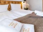Hotel oferuje eleganckie pokoje i apartamenty