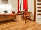 W łazienkach przygotowano komplet ręczników i suszarkę do włosów