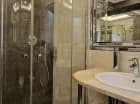 Łazienka jest wyposażona w kabinę prysznicową i bidet