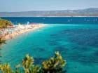 Okolica słynie z pięknych plaż i widoków na sąsiednią wyspę Hvar