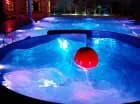 Jedną z głównych atrakcji aquaparku jest wave ball - kula tworząca fale
